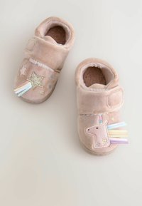 Chaussons en polaire rose doux avec fermetures à bande auto-agrippante, ornés de broderies de licornes et d'étoiles, ainsi que de jolis accents en ruban coloré.