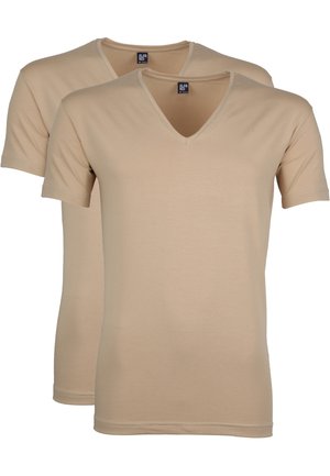 Twee beige katoenen T-shirts met korte mouwen en V-hals. De stof heeft een gladde textuur en heeft eenvoudige stiksels langs de zoom.