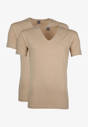 Twee beige katoenen T-shirts met korte mouwen en V-hals. De stof heeft een gladde textuur en heeft eenvoudige stiksels langs de zoom.