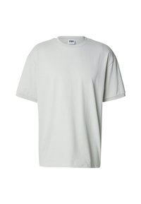 Svetlo šedé tričko vyrobené z mäkkého bavlneného materiálu. Obsahuje klasický okrúhly výstrih, krátke rukávy a voľný strih bez grafiky alebo ozdôb.