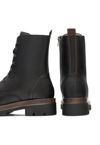 Botine din piele neagră, la nivelul gleznei, cu șireturi în față, bot rotund și fermoar pe lateral. Prezintă un toc texturat și accente maronii pentru un detaliu suplimentar.