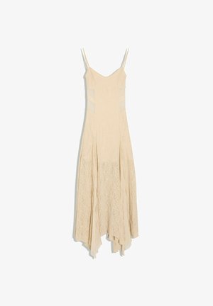 Langes beiges Spitzenkleid mit dünnen Trägern und ausgeschnittenen Seiten, mit asymmetrischem Saum.