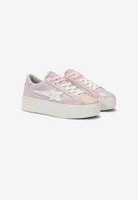 Sneakers basse rosa e bianche con dettagli glitterati, accenti in suede e lacci bianchi. Presentano una suola spessa bianca e un logo sul lato.