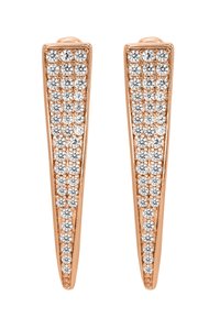 Orecchini in oro rosa dalla forma slanciata e elegante, con una fila di cristalli trasparenti scintillanti lungo la superficie.