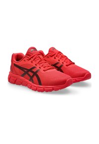 Rode mesh sport schoenen met zwarte accenten en veters, voorzien van een gevoerde zool en een slank ontwerp. Merkwaardige textuur op het oppervlak.