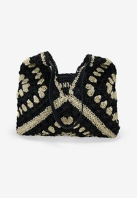 Bolsa de tote tejida en negro y crema con un patrón geométrico, que cuenta con dos resistentes asas para el hombro y una superficie texturizada.