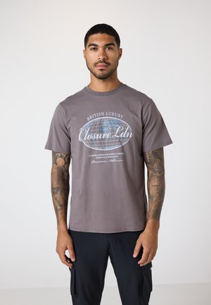 LUXURY GLOBE TEE - Print T-shirt - brown