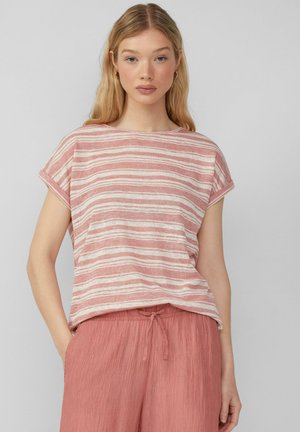 Haut à manches courtes rayé en rose clair et beige, coupe décontractée, texture douce, col rond, accompagné de pantalons côtelés assortis.
