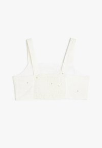 Top corto blanco con tirantes anchos, tejido texturizado con bordados florales y botones decorativos en la parte delantera.