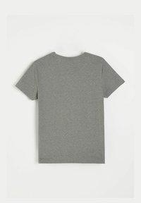 Gładka szara koszulka z krótkim rękawem ułożona na płasko, pokazująca tył, na białym tle.