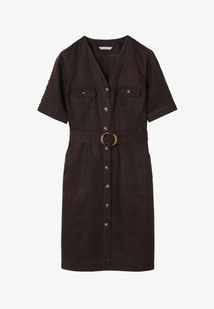 Ciemnobrązowa sukienka do kolan z krótkimi rękawami, zapinana na guziki z przodu, z dwoma klapami na piersi oraz pasem z okrągłą klamrą.