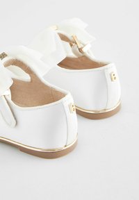 Baker by Ted Baker MARY JANE WITH ORGANZA BOW . - Zīdaiņu apavi - ivory