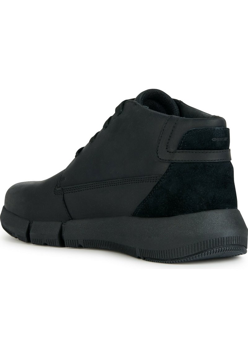 Schwarze High-Top-Schuhe aus glattem Leder und Wildleder, mit einer strukturierten Gummisohle und minimalistischem Design mit passenden Akzenten.
