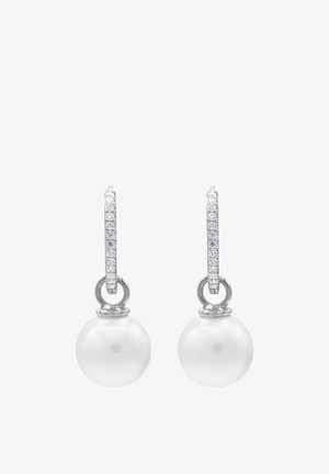 Boucles d'oreilles en perles blanches avec un anneau en argent ornée d'une rangée de petites pierres précieuses transparentes. Des perles sphériques lisses pendent en dessous de l'anneau.