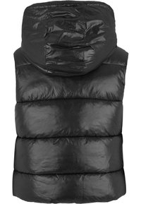 Gilet rembourré noir avec une capuche, présentant une texture brillante et des panneaux cousus horizontalement. Aucun ouverture ni détail métallique visible à l'avant.