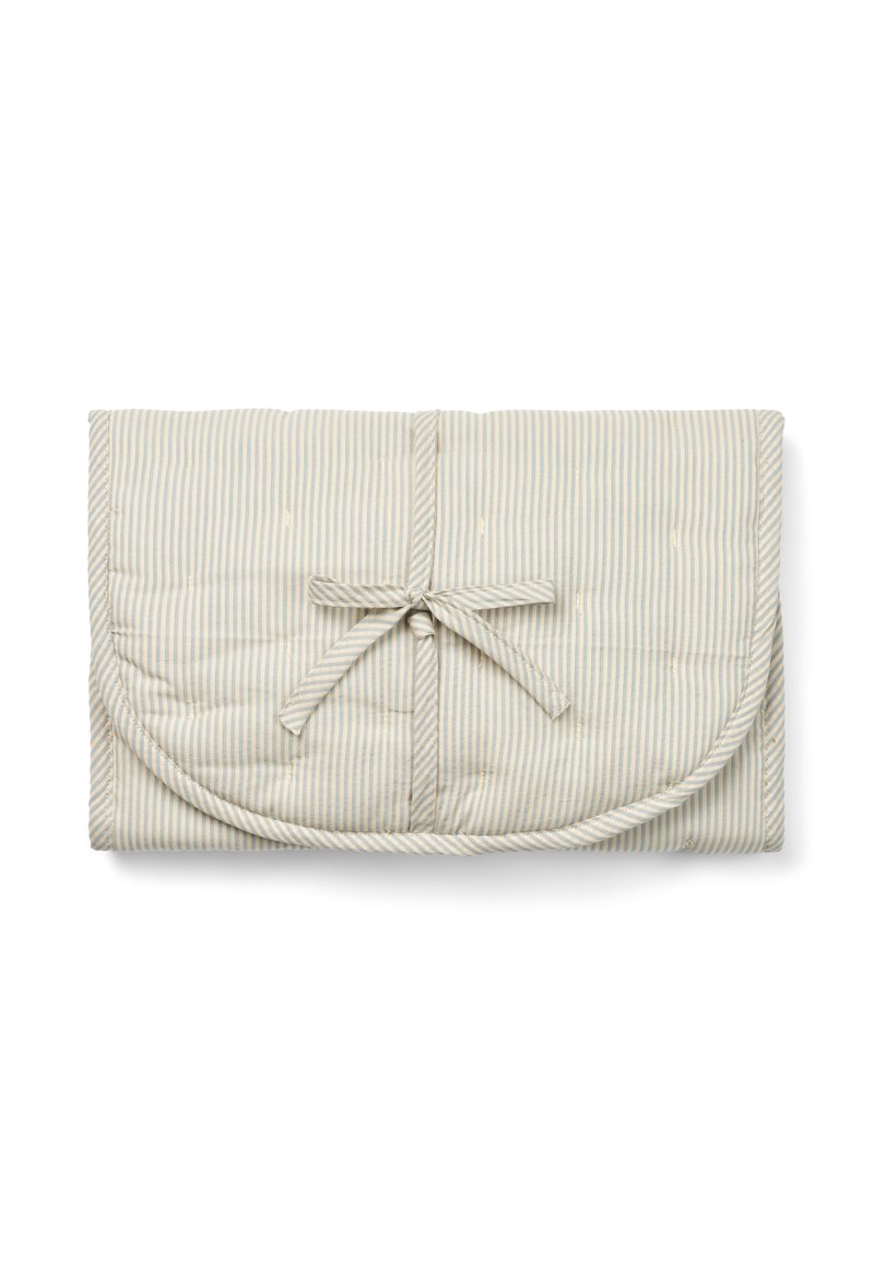 Borsa di stoccaggio in tessuto trapuntato di un morbido beige con strisce azzurro chiaro, con bordi arrotondati e chiusura a fiocco annodato sul davanti.