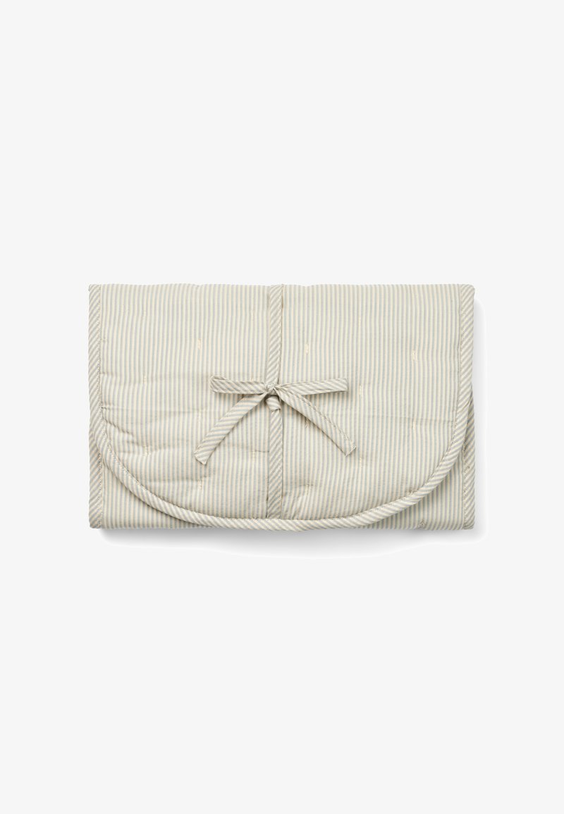 Pehmeäbeige kankainen säilytyspussi, jossa on vaaleansiniset raidat. Pussissa on pyöristetyt reunat ja edessä solmittava nauhakiinnitys.