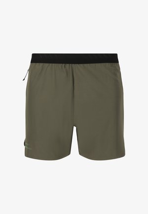 Olivgrüne Shorts mit einem schwarzen elastischen Bund, ausgestattet mit einer seitlichen Reißverschlusstasche und einem subtilen Streifenmuster auf der unteren linken Seite.
