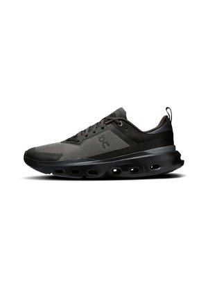 Scarpe da corsa nere con un upper in rete, dettagli testurizzati e una suola nera imbottita con fori d'aria per traspirabilità e flessibilità.