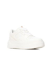 Zapatillas blancas con parte superior de cuero suave, puntera perforada, suela gruesa y cordones en el frente. Presenta un acento naranja en la lengua.