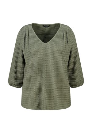 Oliemgroene gebreide blouse met V-hals, losse driekwarts mouwen en subtiele plooien bij de schouders.