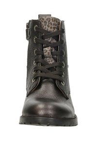 Bruine leren enkelboots met een gestructureerde afwerking, voorzien van donkere veters, een luipaardprint voering en een stevige rubberen zool.