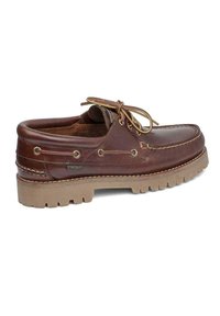Zapato de barco de cuero marrón con puntera redondeada, diseño con cordones y suela de goma de color claro con profundas ranuras para tracción.