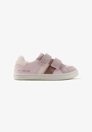 Zapatillas infantiles rosas con dos correas de velcro, acentos tonales, paneles laterales texturizados y "¡QUE TENGAS UN BUEN DÍA!" impreso cerca del talón.
