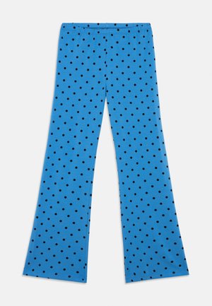 Blauwe wijde broek met zwarte stippen, elastische tailleband en naadloze zoom, plat gelegd op een witte achtergrond.
