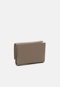Beige Leder-Wallet, kompakte rechteckige Form, strukturierte Oberfläche, mit einem gefalteten Design und einem Reißverschlussfach.