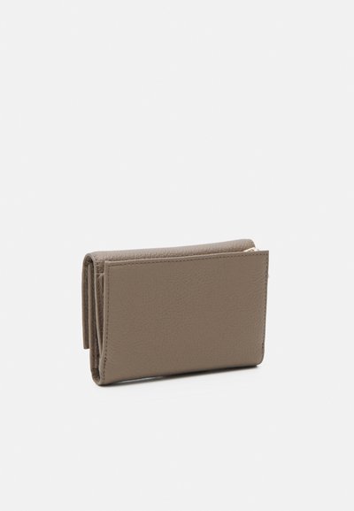 Portefeuille en cuir beige, forme rectangulaire compacte, surface texturée, avec un design plié et un compartiment zippé.