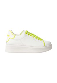 Sneaker bianca con tomaia in pelle testurizzata, caratterizzata da dettagli in giallo neon sui lacci e sui lati, e una suola in gomma spessa.