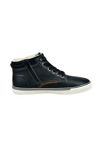 Schwarze Leder High-Top Sneakers mit weißer Gummisohle, Reißverschluss an der Seite, schwarzen Schnürsenkeln und cremefarbener Fleece-Fütterung.