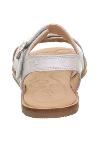 Silberne Sandalen mit einem breiten Riemen und metallischem Akzent, weicher, beige Fußbett und Gummisohle. Glatte Textur mit minimalen Designs.