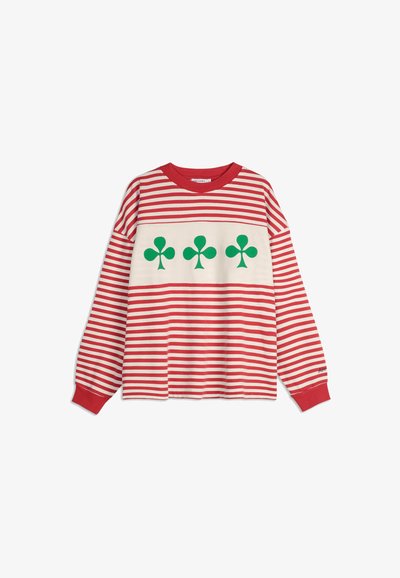 Langærmet skjorte med røde og hvide vandrette striber og tre store grønne kløver-symboler på tværs af brystet.