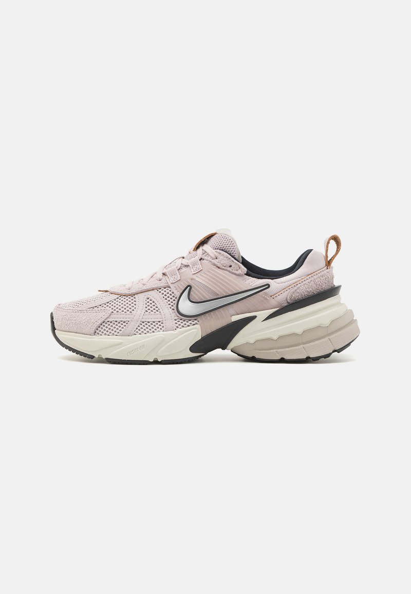 Nike Sportswear V2K RUN  - Sneakers basse - platinum violet/chrome/light bone/black/light iron ore