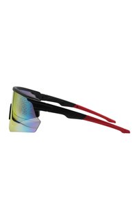 Occhiali sportivi da sole con montatura nera e aste rosse, dotati di una grande lente specchiata con un motivo di colore sfumato e design avvolgente.