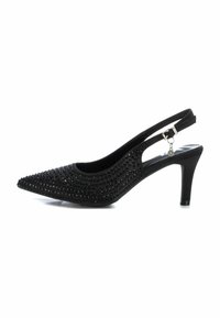Zapato de tacón alto negro tipo slingback con punta afilada, adornado con rhinestones negros y con una correa con hebilla en el tobillo.