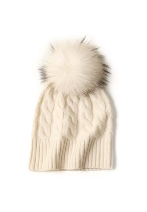 Weißes gestricktes Beanie mit einem strukturierten Zopfmuster und einem flauschigen Pom-Pom oben. Der gerippte Saum sorgt für Struktur und Wärme.