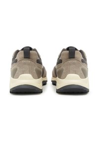 Braune Wildleder-Sneaker mit Mesh-Einsätzen, verstärktem Fersenbereich und Logo-Detail, cremefarbiger Zwischensohle und strukturiertem schwarzen Außensohle.