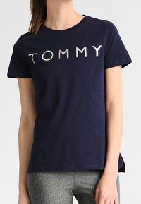 Tommy Hilfiger Triko s potiskem - dark blue