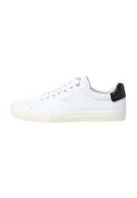 Sneaker bianco realizzato in materiale sintetico liscio, con punta rotonda, cuciture tono su tono e design con lacci. Presenta un accento sul tallone nero e il logo del marchio.