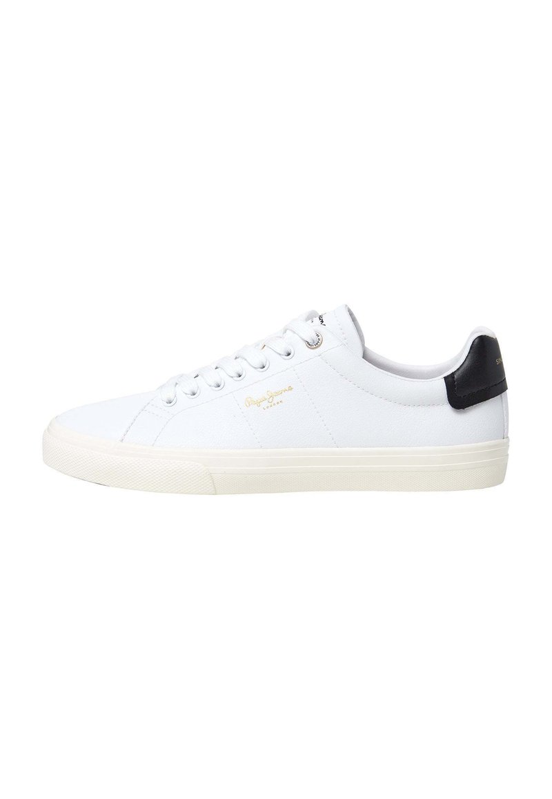 Sneaker bianco realizzato in materiale sintetico liscio, con punta rotonda, cuciture tono su tono e design con lacci. Presenta un accento sul tallone nero e il logo del marchio.