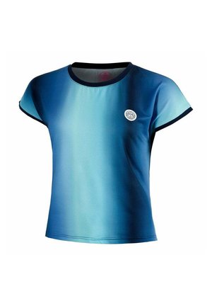 Camisa deportiva de manga corta en degradado azul con ribete negro en las mangas y el cuello, que presenta un pequeño logo circular en el lado izquierdo del pecho.