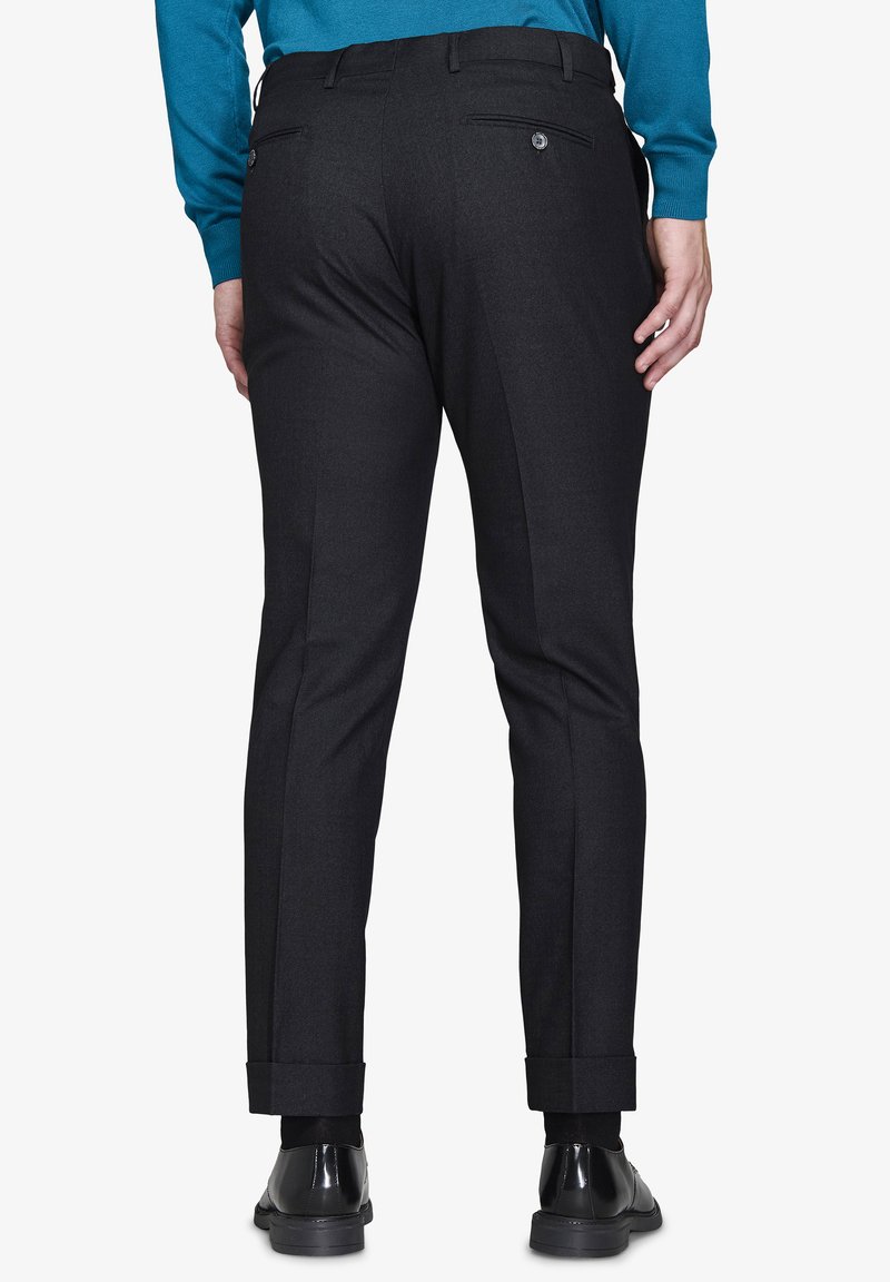 Sorte skræddersyede bukser med slim fit, der har en glat tekstur, manchetter i enderne og to baglommer med knaplukninger.
