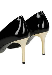 Czarne lakierowane szpilki z ostrym noskiem, smukłym złotym szpilką i gładkim, błyszczącym wykończeniem. Sztywna czarna podeszwa.