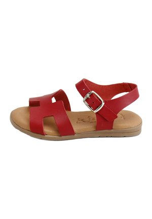 Sandalia de cuero roja con puntera abierta, tira en el tobillo, hebilla plateada y suela acolchada beige sobre fondo blanco.