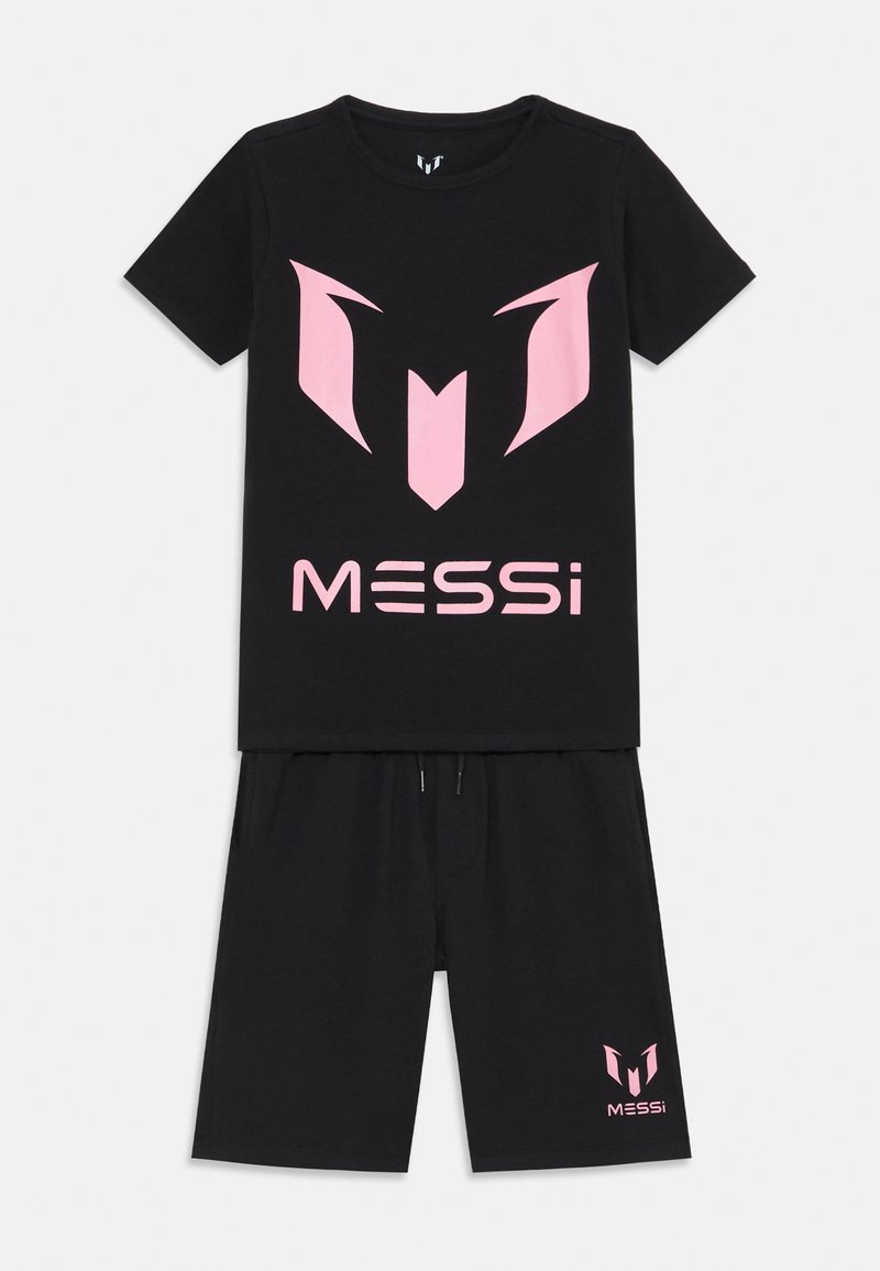 Schwarzes T-Shirt mit kurzen Ärmeln und Shorts-Set, das ein großes pinkes Logo und den Text "MESSi" zeigt, aus weichem Baumwollstoff gefertigt.