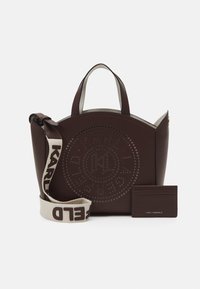 Borsa a tote in pelle marrone con design circolare perforato, dettagli in crema, doppi manici superiori e tracolla removibile. Include porta carte.