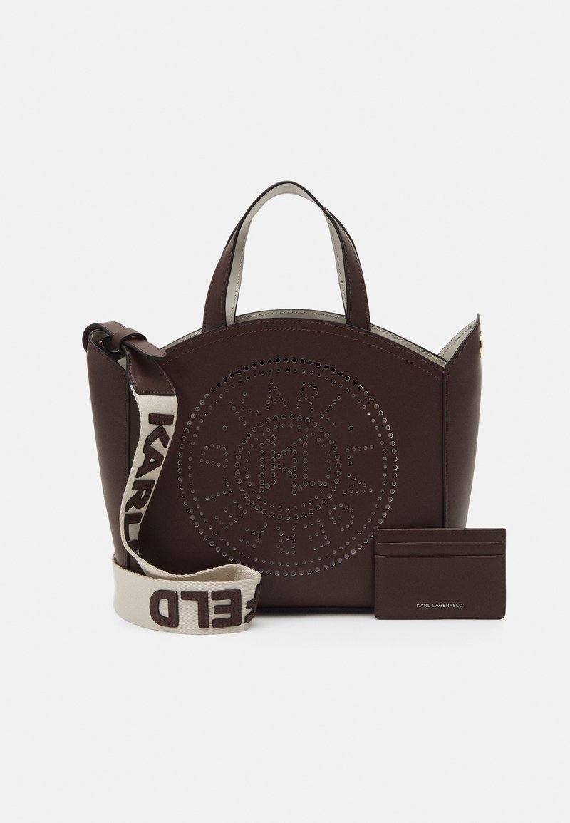 Borsa a tote in pelle marrone con design circolare perforato, dettagli in crema, doppi manici superiori e tracolla removibile. Include porta carte.